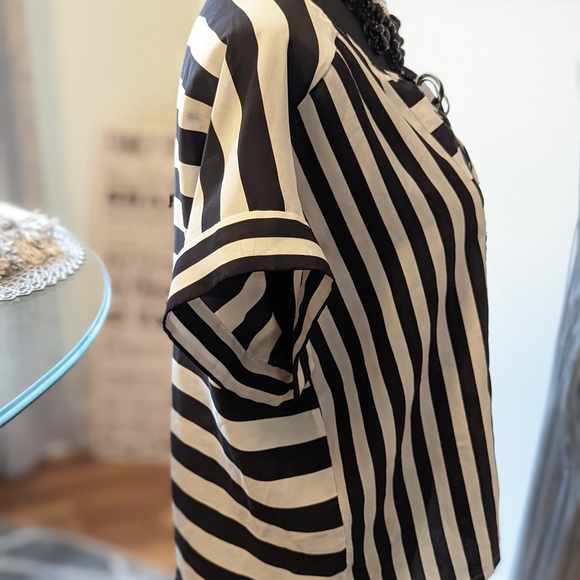 BCBG black and white crop top - Picture 3 of 3